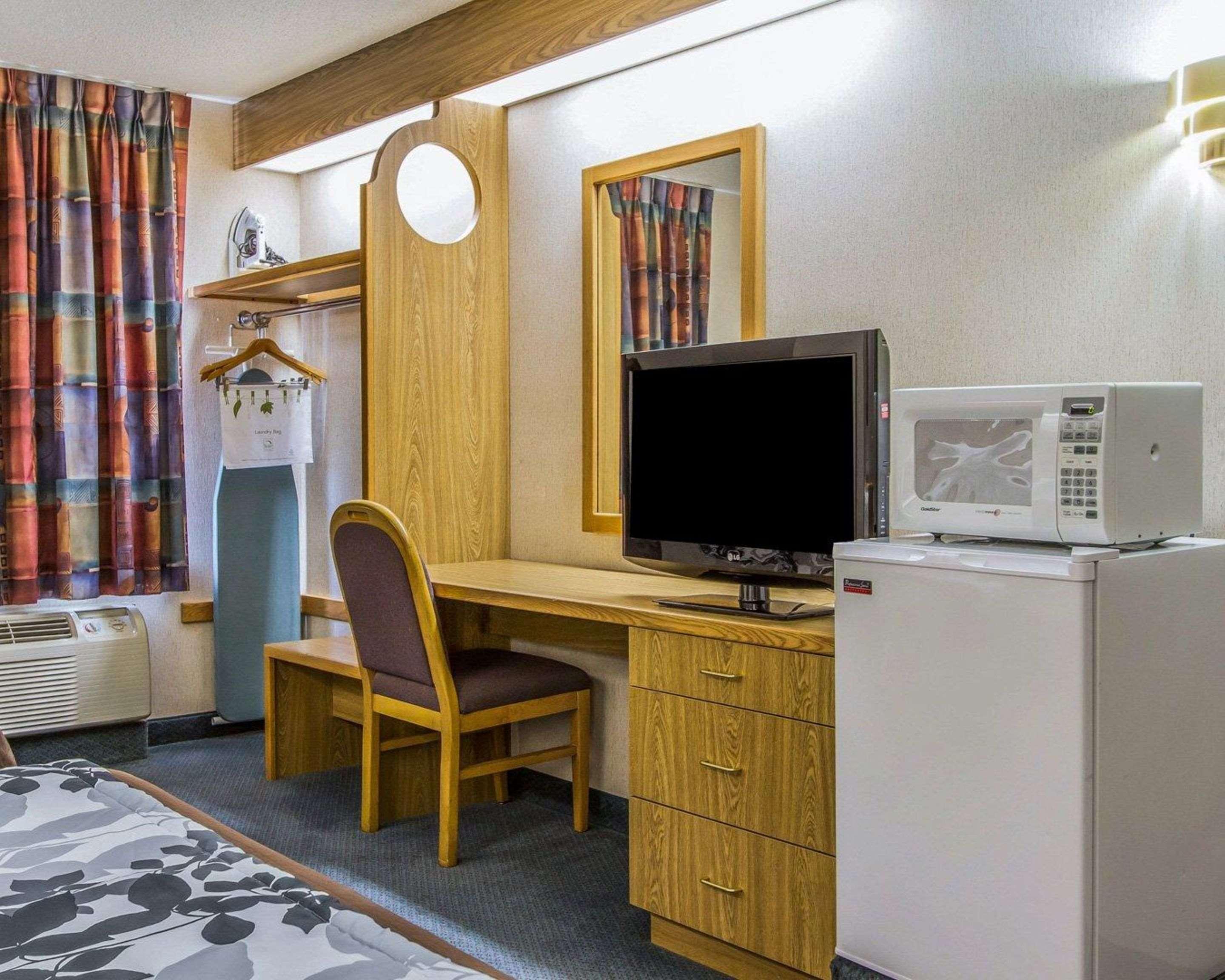 Rodeway Inn Fremont Bagian luar foto