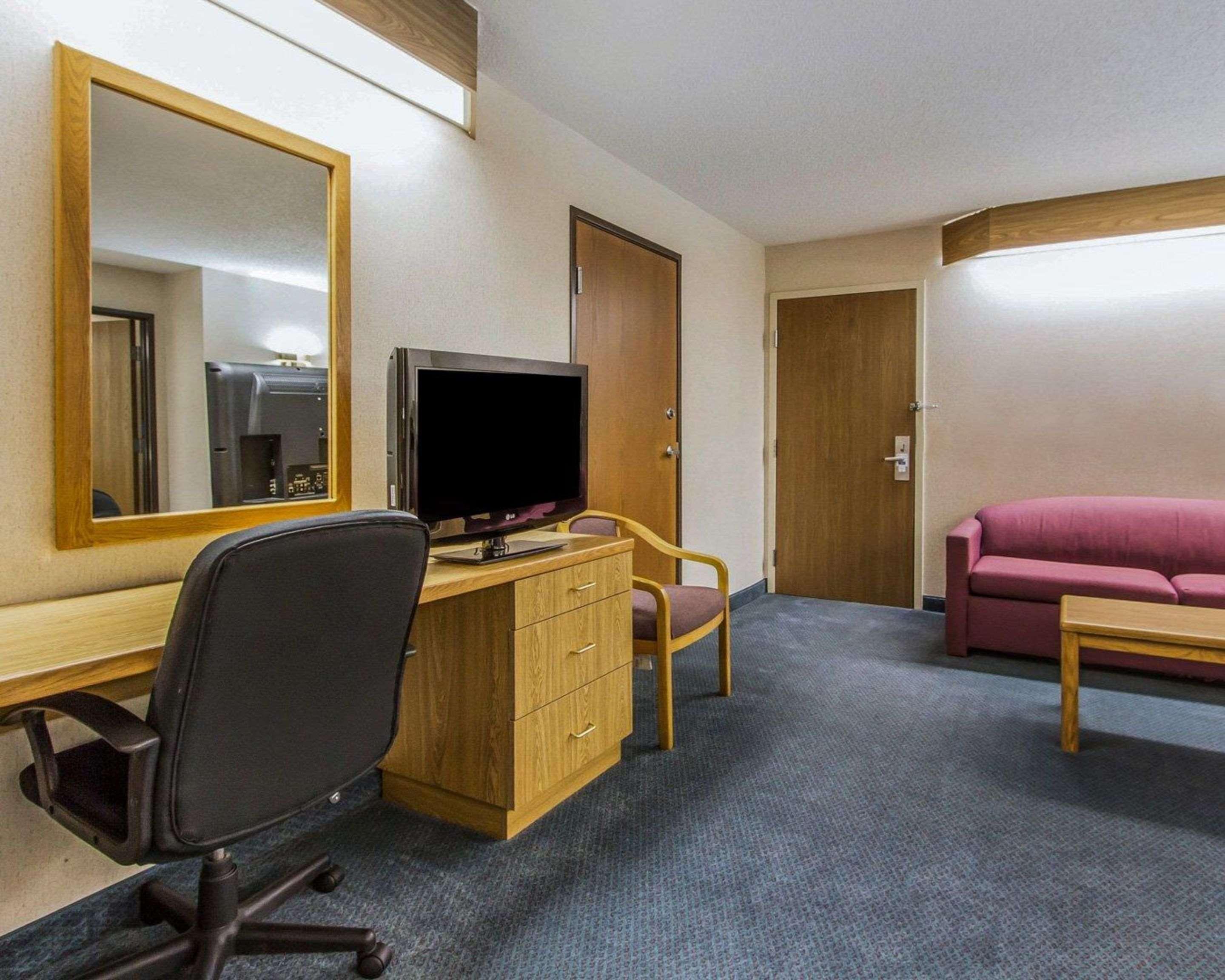 Rodeway Inn Fremont Bagian luar foto
