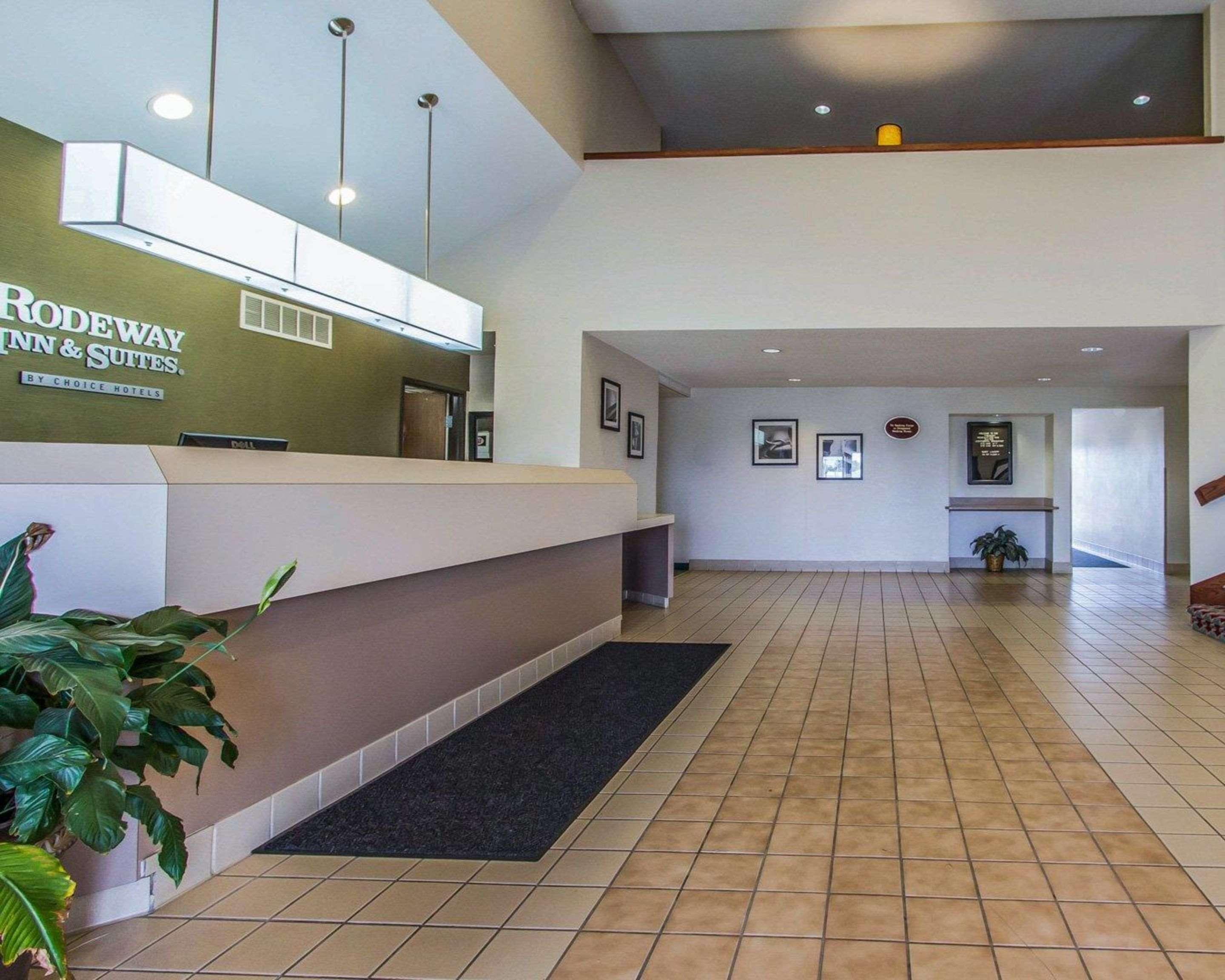 Rodeway Inn Fremont Bagian luar foto