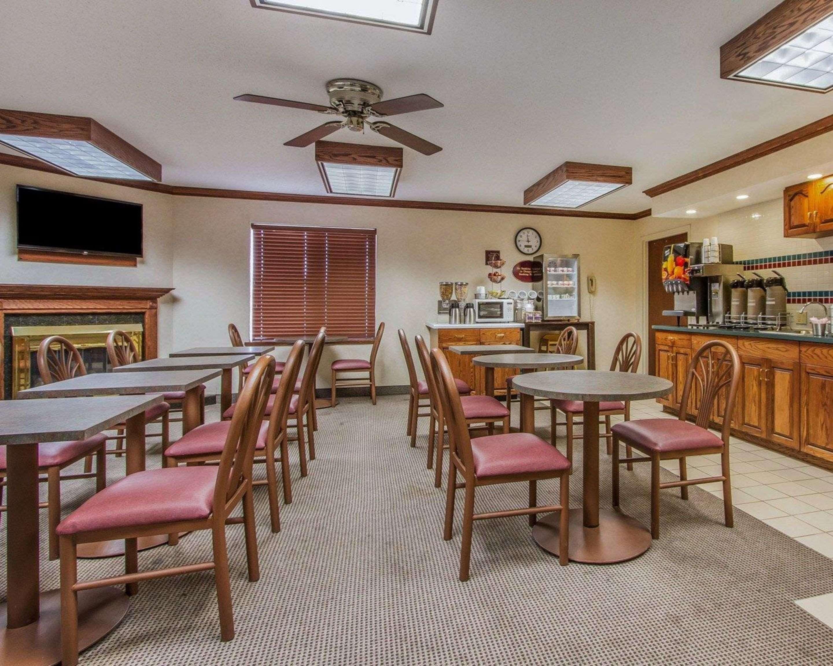 Rodeway Inn Fremont Bagian luar foto