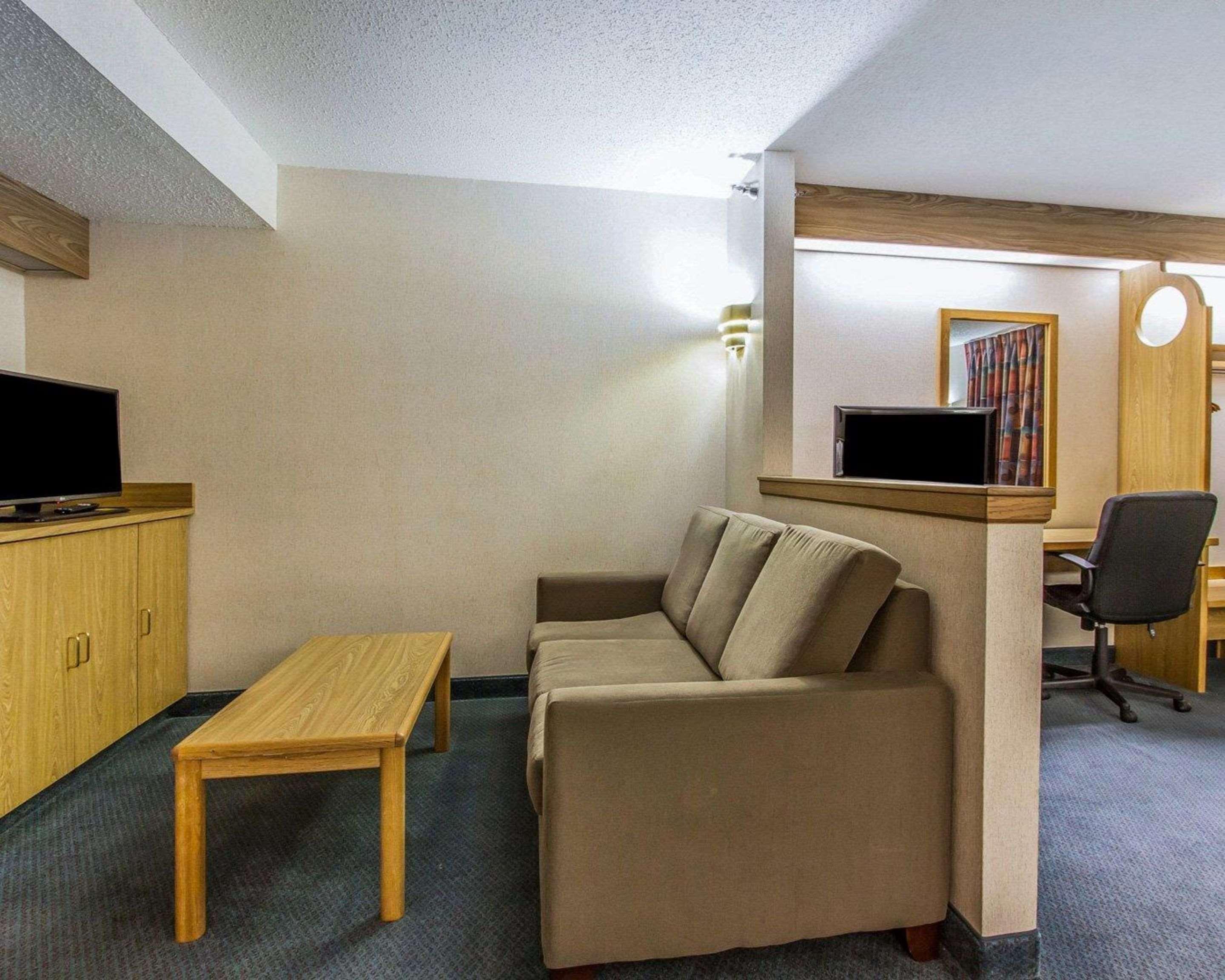 Rodeway Inn Fremont Bagian luar foto