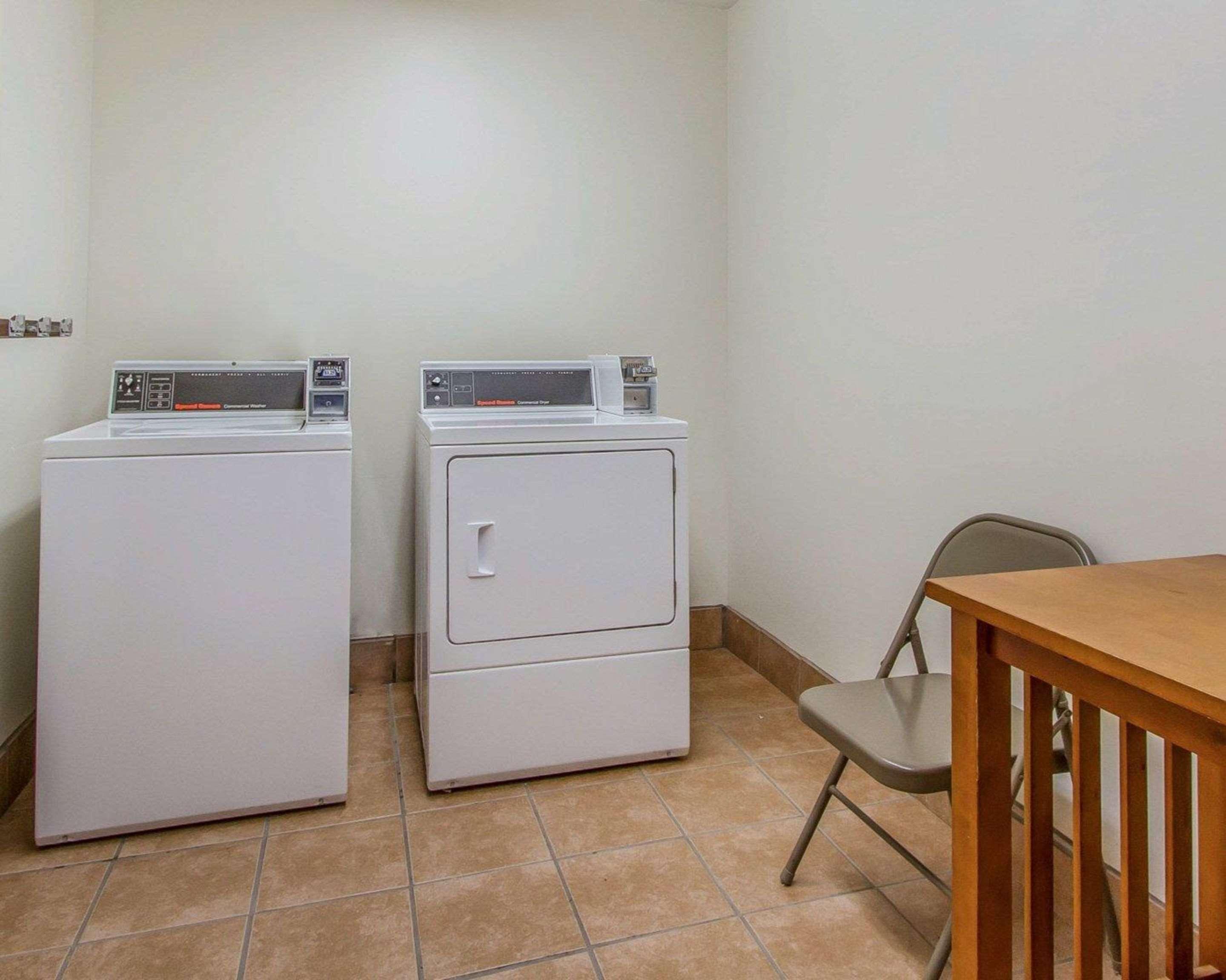 Rodeway Inn Fremont Bagian luar foto