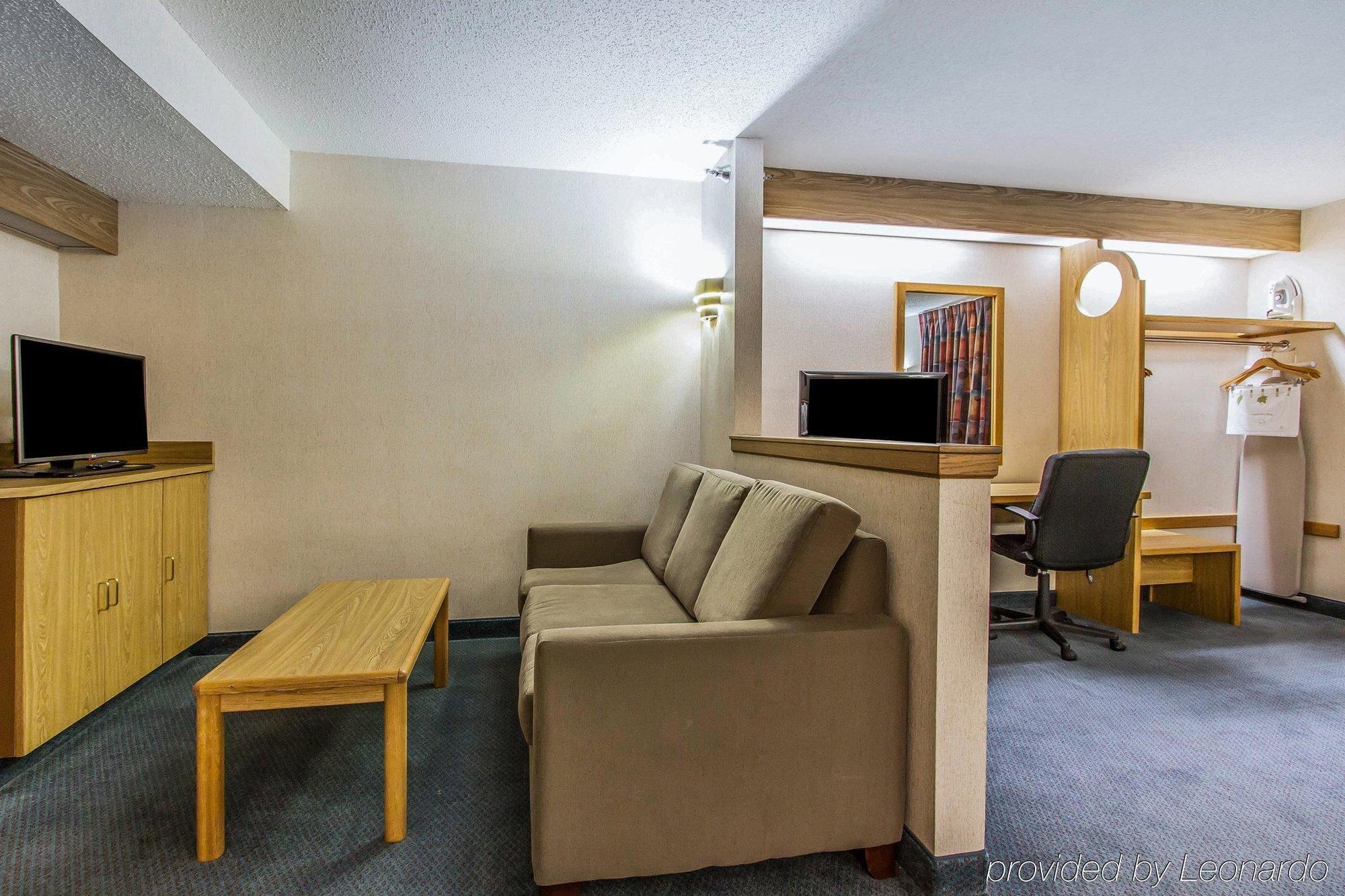 Rodeway Inn Fremont Bagian luar foto