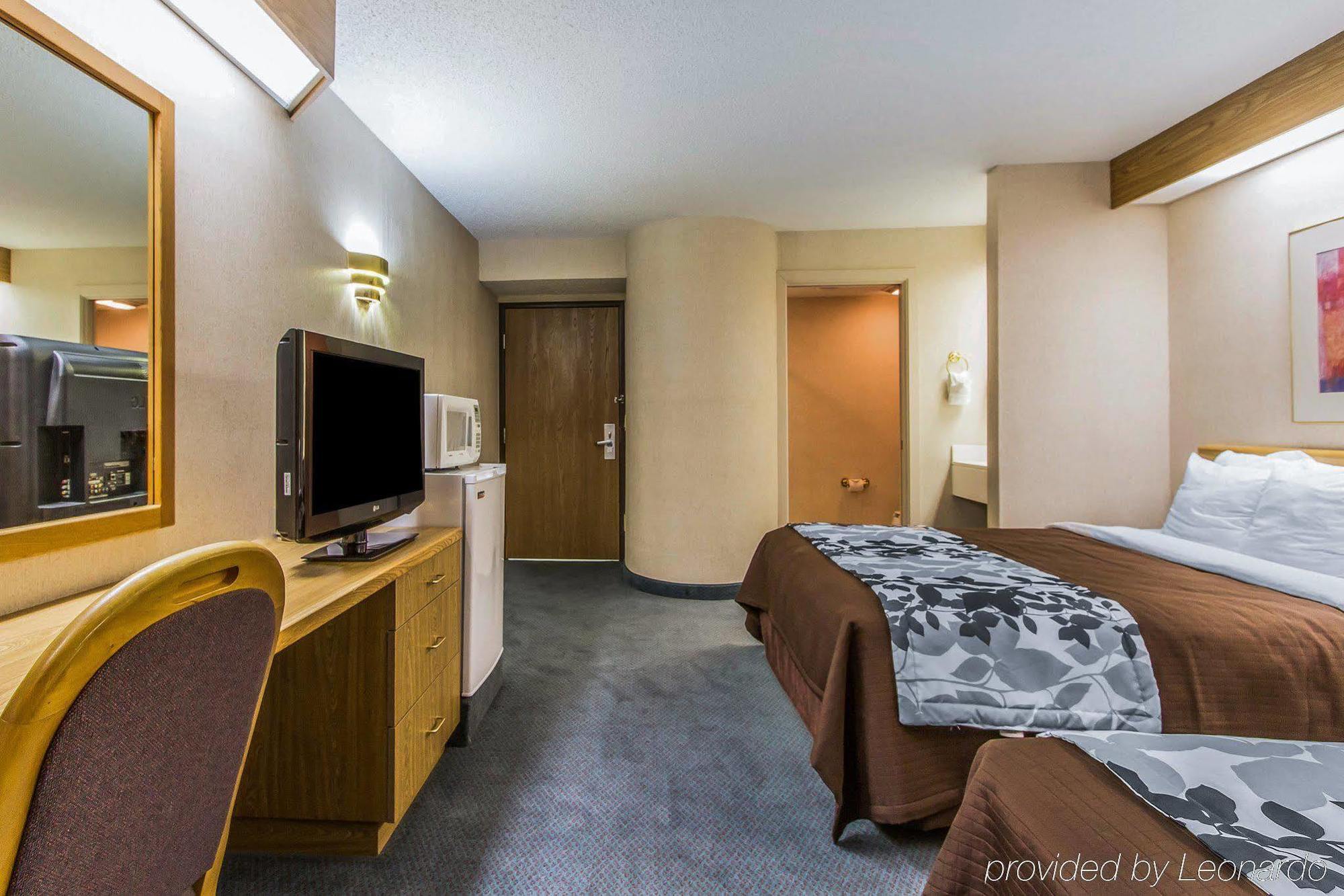 Rodeway Inn Fremont Bagian luar foto